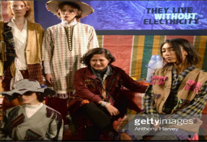 Amanda Lestari Berkiprah Di London Fashion Week 2017